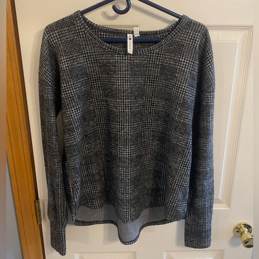Has thumb holes on sleeves